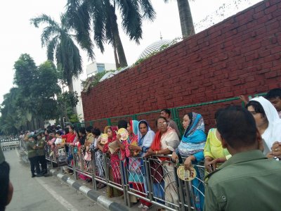 খালেদা জিয়াকে অভ্যর্থনা জানান বিএনপি নেতাকর্মীরা