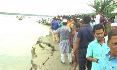 নদীর পাড়ে স্বজনদের ভিড়