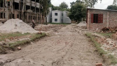 রাস্তা থেকে ইট তুলে নিয়ে গেছে ছাত্রলীগ