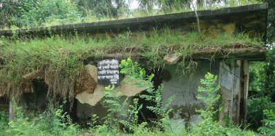 ধ্বংসস্তূপে পরিণত হয়েছে শিক্ষকদের বাসভবন
