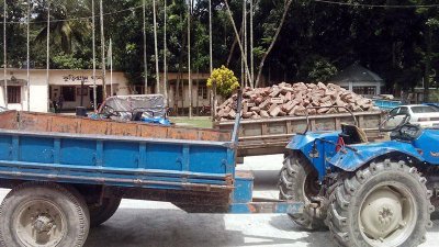 থানায় আটকে রাখা ইট চুরিতে ব্যবহৃত ট্রাক্টরগুলো