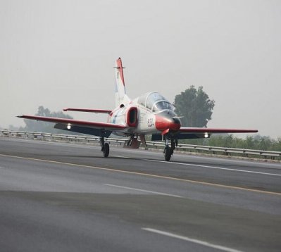 মহাসড়কে পাকিস্তানি বিমানবাহিনীর যুদ্ধবিমান অবতরণের মহড়া