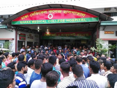 ঢামেক হাসপাতালে স্বজনদের বিক্ষোভ