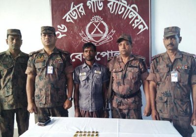 বেনাপোলে ১২টি স্বর্ণের বারসহ আটক  ১