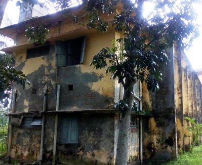 জরাজীর্ণ ছাত্রাবাস ভবন