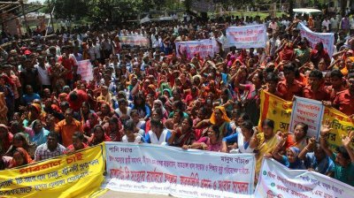 যশোরে ডিসি অফিস ঘেরাও করলো জলাবদ্ধ এলাকার মানুষ
