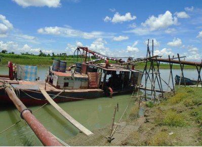 ড্রেজার দিয়ে ম্যাক্স গ্রুপের বালু উত্তোলন