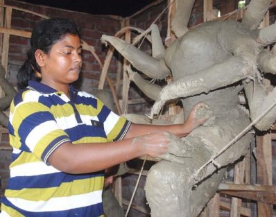 প্রতিমা তৈরি করছেন বরিশালের সুইটি পাল