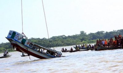 বানারীপাড়ায় সন্ধ্যা নদীতে ডুবে যাওয়া লঞ্চটি টেনে তোলা হচ্ছে