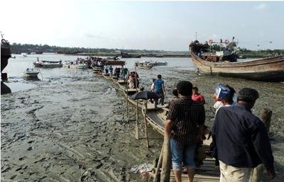 দখল ও দূষণে মুমূর্ষু কক্সবাজারের বাঁকখালী নদী