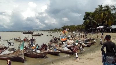 মেঘনায় জেলেরা ব্যস্ত ইলিশ ধরায়
