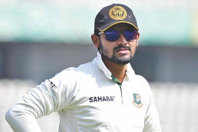 আলো ছড়ালেন শাহরিয়ার নাফিস-ফজলে মাহমুদ
