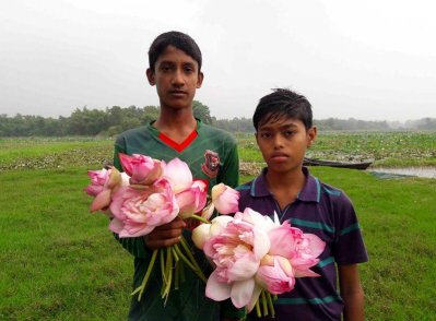 পদ্মফুল হাতে স্থানীয় কিশোর