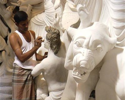 উপকরণের দাম বাড়ায় লাভ নিয়ে শঙ্কায় নরসিংদীর প্রতিমা শিল্পীরা