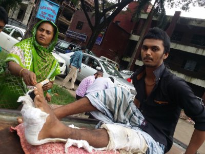 হাসপাতালে  আহত ইমনের সঙ্গে তার মাম মরিয়ম বেগম