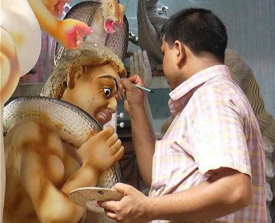 উপকরণের দাম বাড়ায় লাভ নিয়ে শঙ্কায় নরসিংদীর প্রতিমা শিল্পীরা