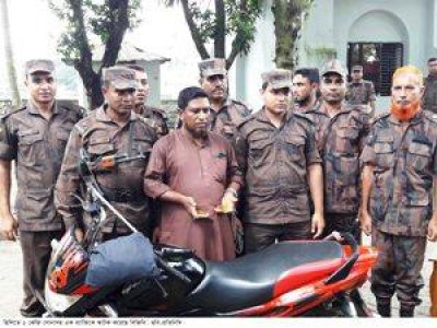 হিলি সীমান্তে দুই কেজি স্বর্ণসহ আটক ১