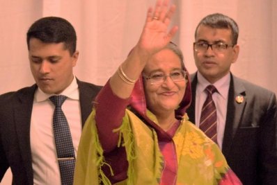 প্রবাসীদের শুভেচ্ছা জানাচ্ছেন প্রধানমন্ত্রী শেখ হাসিনা। ছবি: কামরুল ইসলাম কামাল