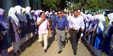 কুমিল্লার চৌদ্দগ্রামে রোদে দাঁড়িয়ে স্কুল ছাত্রীরা সংবর্ধনা দেয়