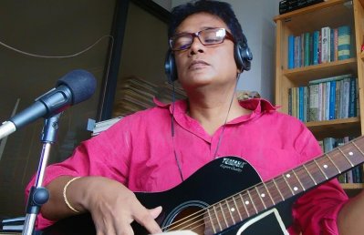 অফিসই তাঁর স্টুডিও
