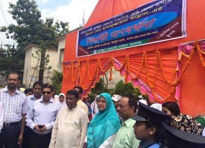 কুমিল্লা সরকারি মহিলা কলেজের অনুষ্ঠানে সংবর্ধনা নিচ্ছে ডিসি