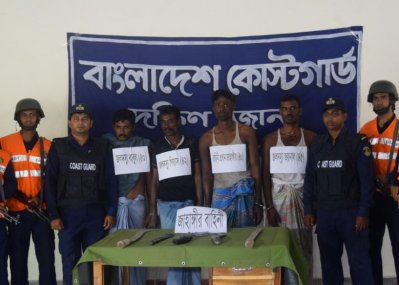 ভোলায় অস্ত্রসহ চার জলদস্যু আটক