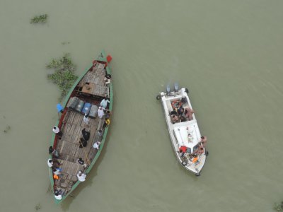 ডুবে যাওয়া মাইক্রোবাস উদ্ধারে অভিযান