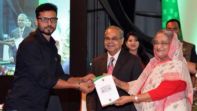 প্রধানমন্ত্রীর কাছ থেকে স্মার্ট কার্ড নিচ্ছেন মাশরাফি