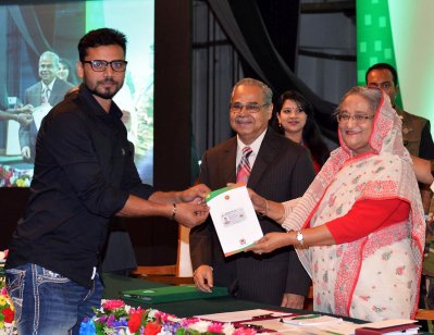 স্মার্ট কার্ড নিচ্ছেন মাশরাফি 