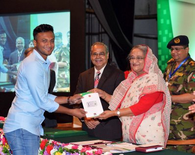 স্মার্ট কার্ড নিচ্ছেন সাকিব 