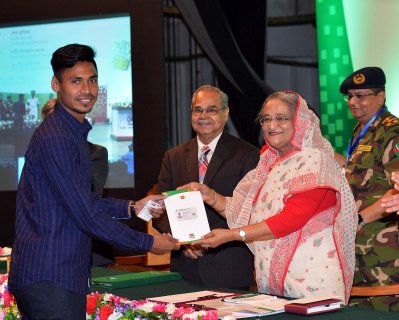 স্মার্ট কার্ড নিচ্ছেন মুস্তাফিজ 