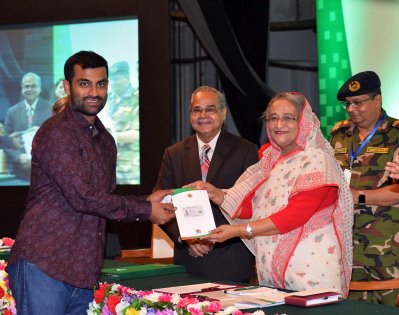 স্মার্ট কার্ড নিচ্ছেন তামিম 