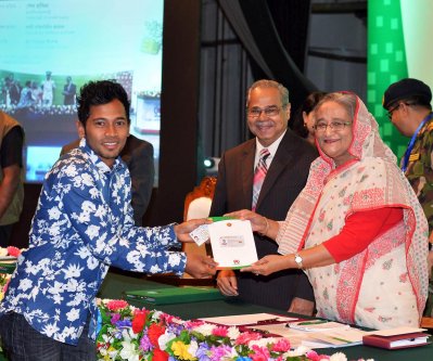 স্মার্ট কার্ড নিচ্ছেন মুশফিক