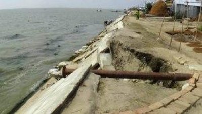 বছর না ঘুরতেই ধসে গেল শিমুলবাগের গ্রামরক্ষা দেয়াল