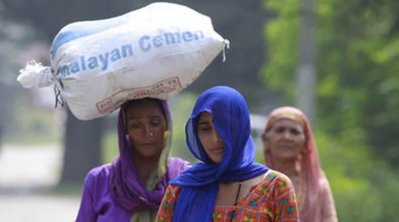 নিরাপদ আশ্রয়ে যেতে গাড়ির অপেক্ষায়