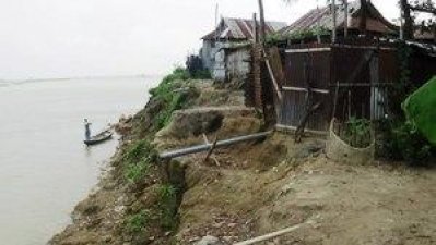 বছর না ঘুরতেই ধসে গেল শিমুলবাগের গ্রামরক্ষা দেয়াল