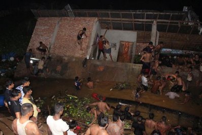 কাপ্তাই হ্রদে দোতলা ভবন হেলে পড়ে নিহত ৪
