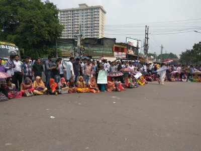 নীলক্ষেতে রাস্তা অবরোধ করেছে গার্হস্থ্য অর্থনীতি কলেজের শিক্ষার্থীরা