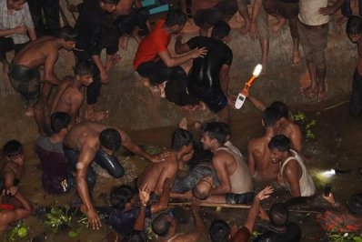 কাপ্তাই হ্রদে দোতলা ভবন হেলে পড়ে নিহত ৪