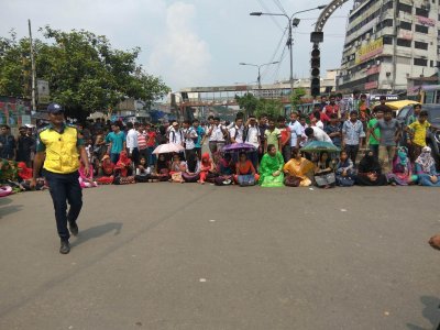 নীলক্ষেতে রাস্তা অবরোধ করেছে গার্হস্থ্য অর্থনীতি কলেজের শিক্ষার্থীরা