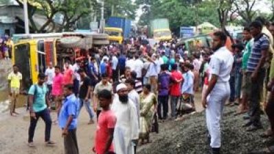 ভাঙা রাস্তায় ট্রাক উল্টে যান চলাচল বন্ধ