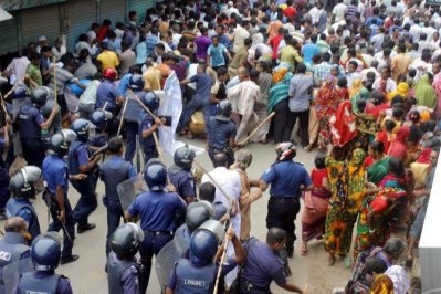 ভবদহের পানিবন্দি মানুষের কর্মসূচিতে পুলিশের লাঠিচার্জ, আহত অর্ধশতাধিক