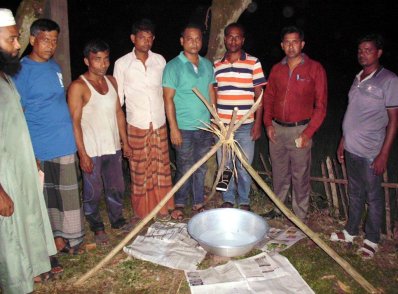 ধানের পোকা দমনে নওগাঁয় জনপ্রিয় &lsquo;আলোক ফাঁদ&rsquo;