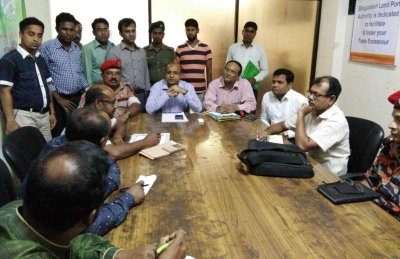 তদন্ত কমিটির প্রধান সাফায়াত হোসেনের সঙ্গে আলাপরত সাংবাদিকরা