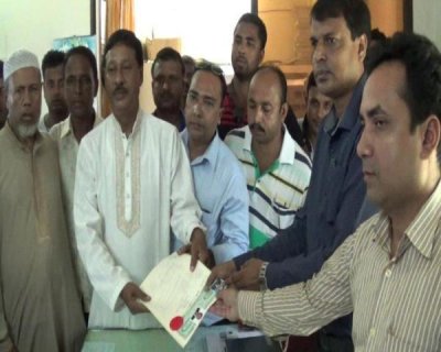 মনোনয়নপত্র জমা দিচ্ছেন বিএনপি মনোনিত প্রার্থী বর্তমান মেয়র জালাল উদ্দিন 