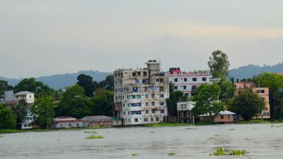 কাপ্তাইয়ের তীর ঘেঁষে অবৈধ ভবন: ঝুঁকিতে মানুষ ও হ্রদ