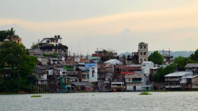 কাপ্তাইয়ের তীর ঘেঁষে অবৈধ ভবন: ঝুঁকিতে মানুষ ও হ্রদ
