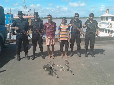 সুন্দরবন থেকে আটক বনদস্যুরা
