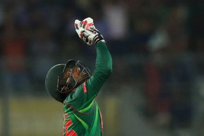 সেঞ্চুরিতে ইমরুলের দাঁত ভাঙা জবাব! 