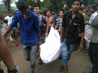 সরিয়ে নেওয়া হচ্ছে নিহত এক জঙ্গির মরদেহ